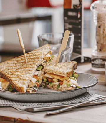 Recette Harrys AMS 7 céréales Club sandwich poulet, avocat et sauce yaourt-coriandre