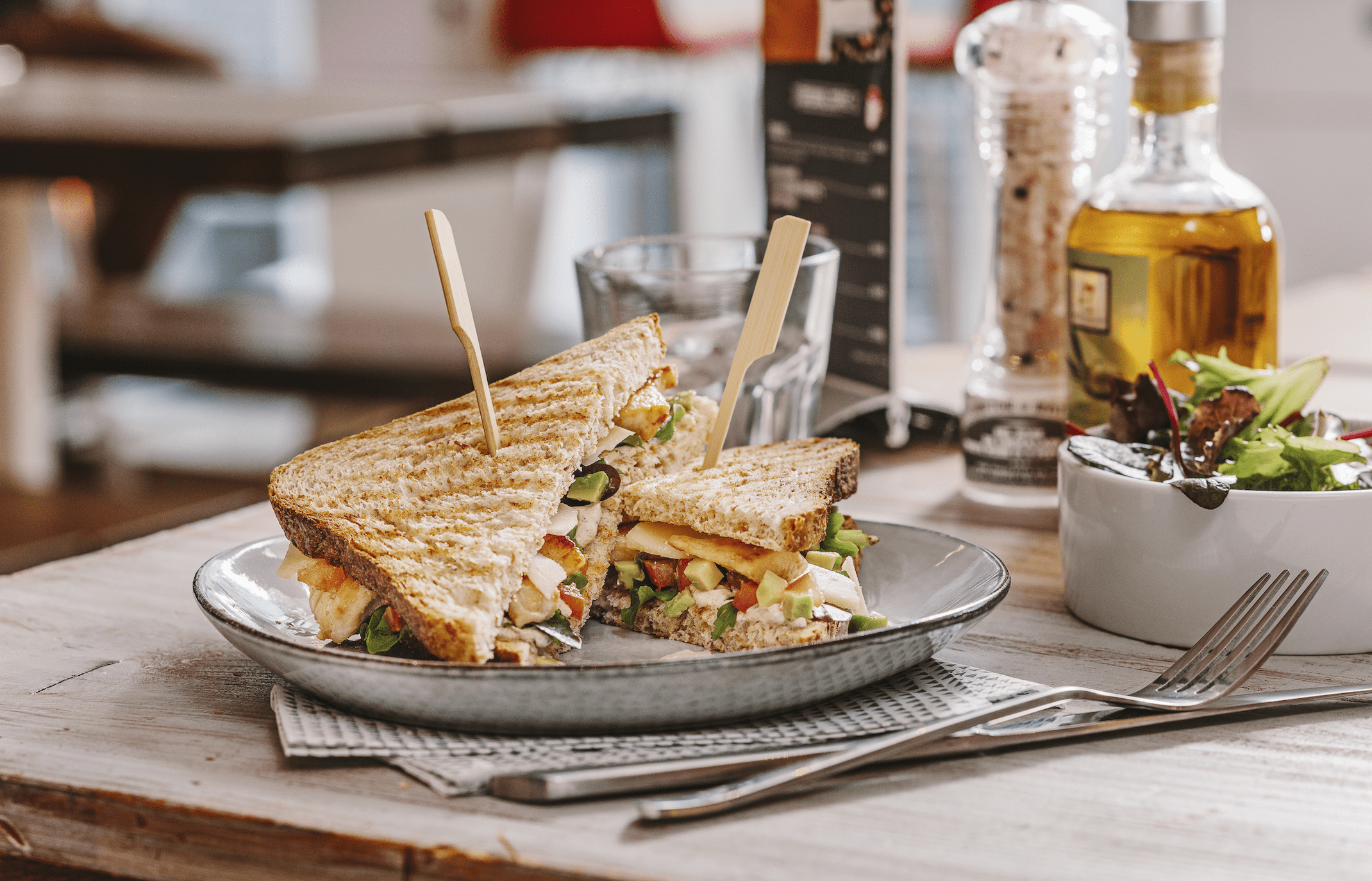 Recette Harrys AMS 7 céréales Club sandwich poulet, avocat et sauce yaourt-coriandre
