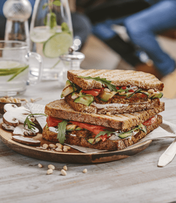 Recette Harrys AMS 7 céréales Croque St Maure, légumes grillés & Pesto Genovese