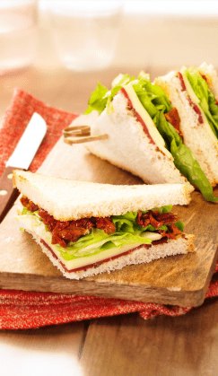 Recette Harrys pain de mie nature longue conservation Club sandwich magret de canard, tomates séchées & fromage de brebis