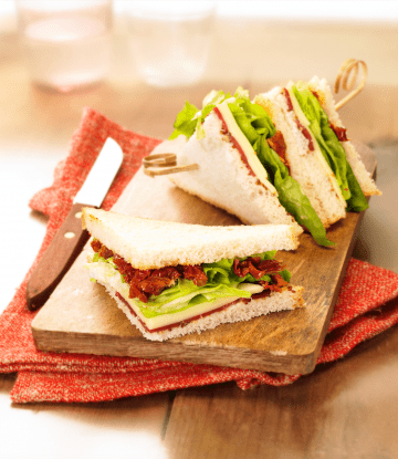 Recette Harrys pain de mie nature longue conservation Club sandwich magret de canard, tomates séchées & fromage de brebis