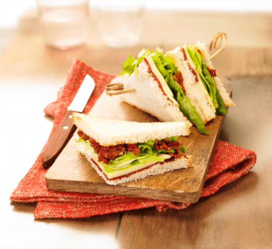 Recette Harrys pain de mie nature longue conservation Club sandwich magret de canard, tomates séchées & fromage de brebis